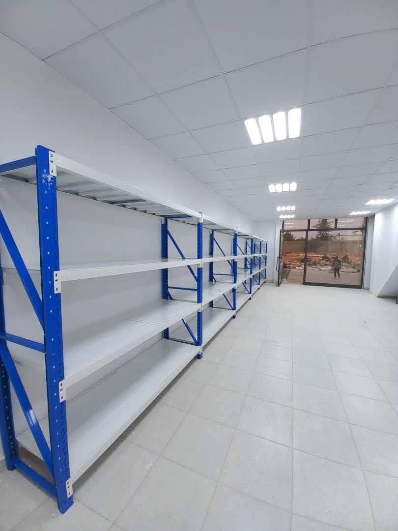 صورة توضيحية لرفوف معدنية داخل مستودع